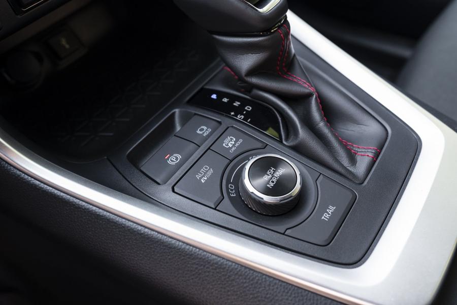 Детали интерьера Toyota RAV4 Prime SE 2020 года  (фото 31 из 37)